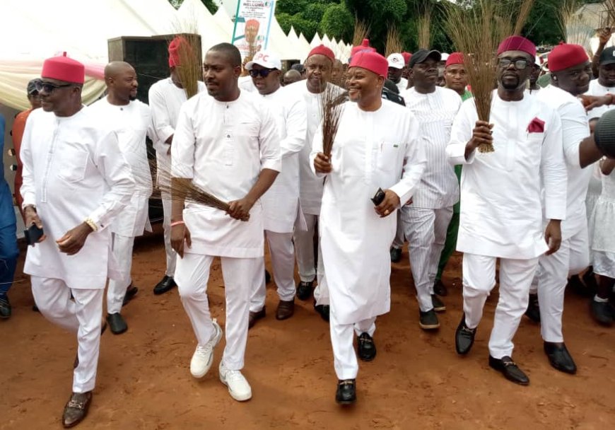 5000 LP, APGA, PDP members defect to APC in Enugu