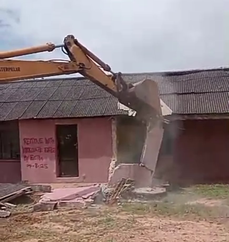 Enugu Capital Territory Chairman, Uche Anya, escapes mob attack over alleged illegal demolition (VIDEO)