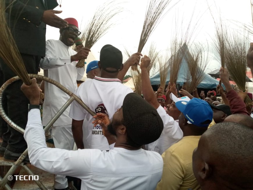 VIDEO: Tinubu's Posters allegedly torn in Nsukka as violence erupts in APC rally