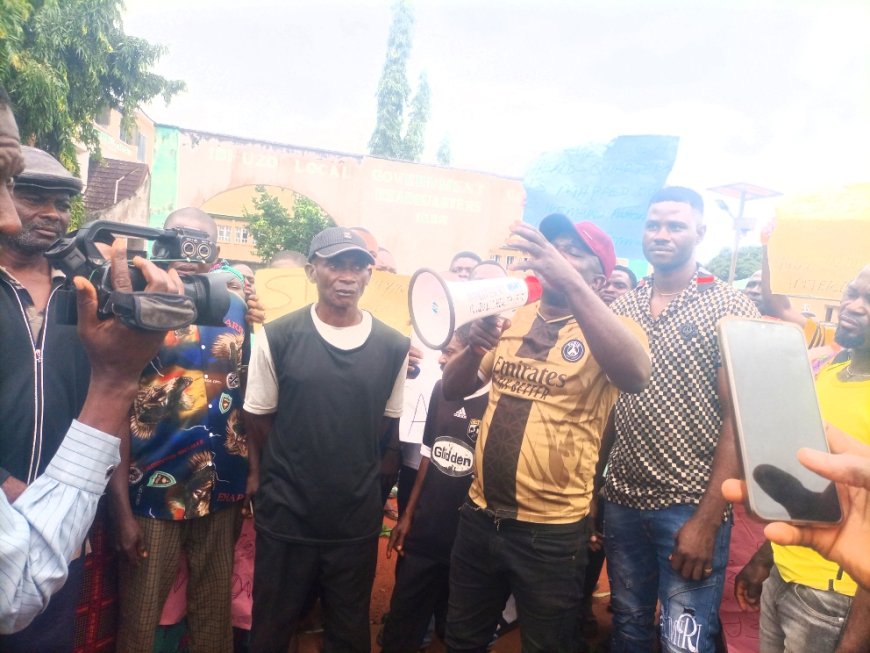 Ikem, host community, protests conversion of Isi-Uzo Council hqtr to Housing Estate (VIDEO)