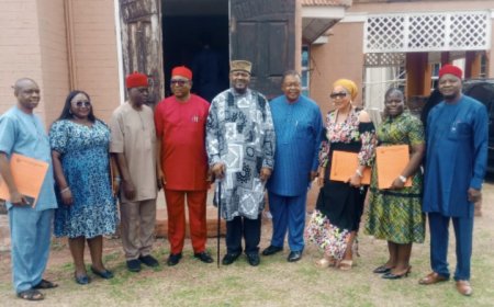 Ohanaeze Unveils Scholarship Scheme for 100 Undergraduates, Awards N2.5m Endowment Cheques