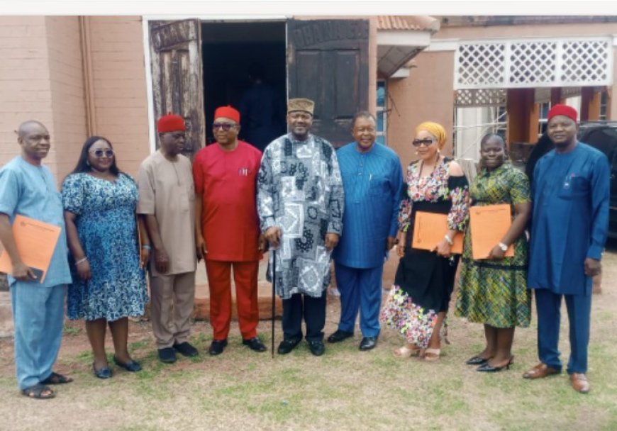 Ohanaeze Unveils Scholarship Scheme for 100 Undergraduates, Awards N2.5m Endowment Cheques