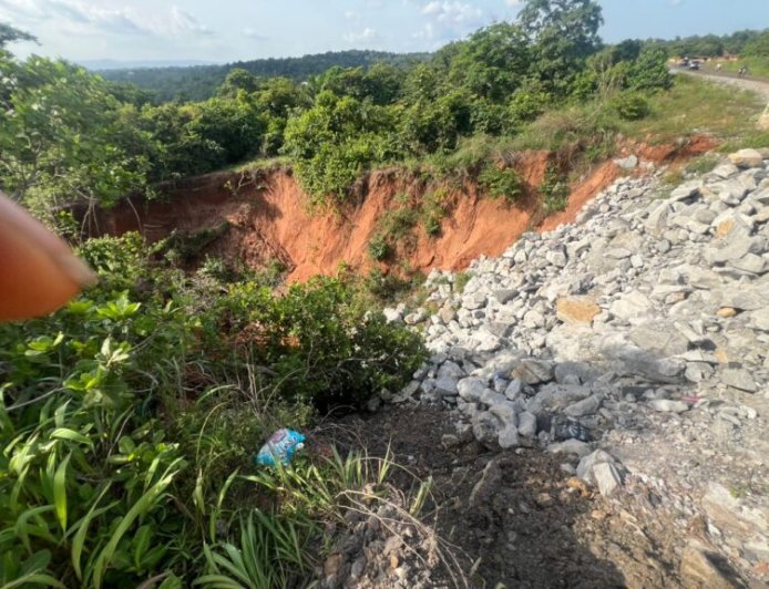 Greater Awgu Leaders Demand Emergency Fix As Erosion Cuts Off Oji-Awgu Federal Road